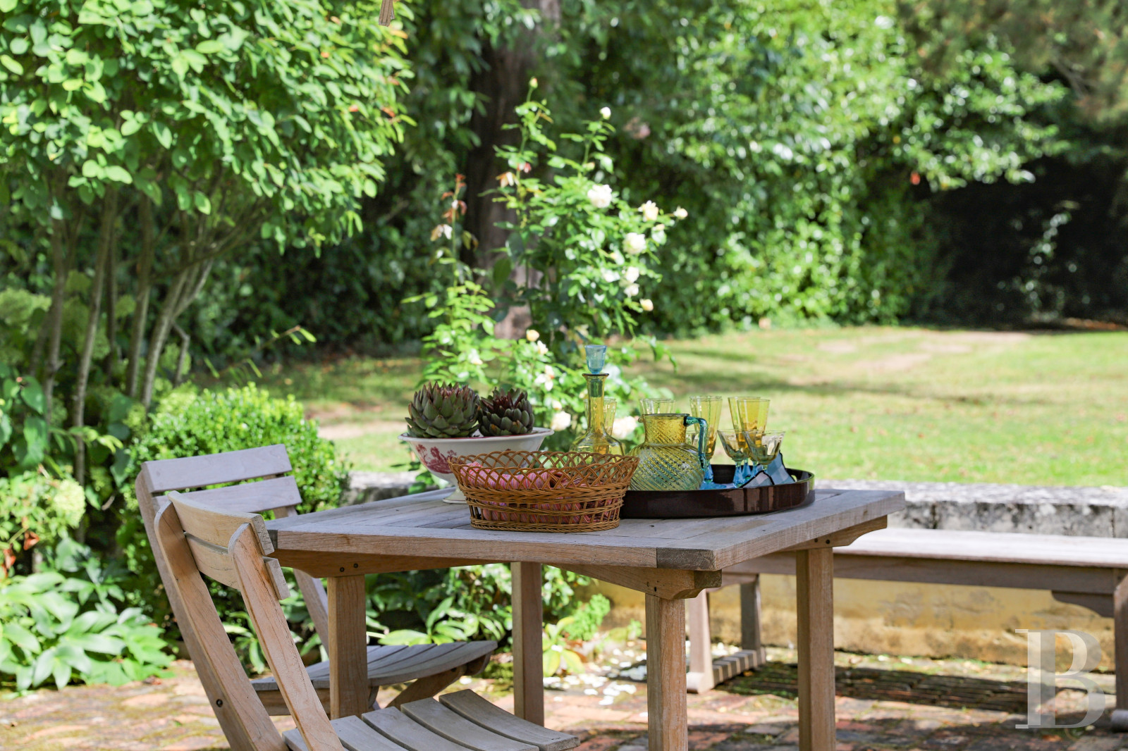 Dans le Perche, au nord-est de Bellême, une maison des 18e et 19e siècle au milieu de grands arbres  - photo  n°5